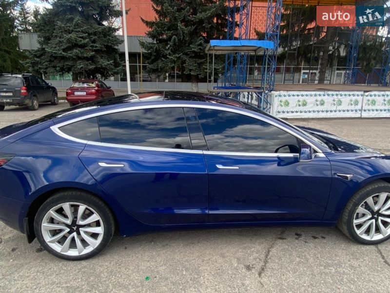 Седан Tesla Model 3 2017 в Валках