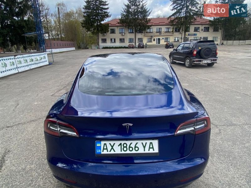 Седан Tesla Model 3 2017 в Валках
