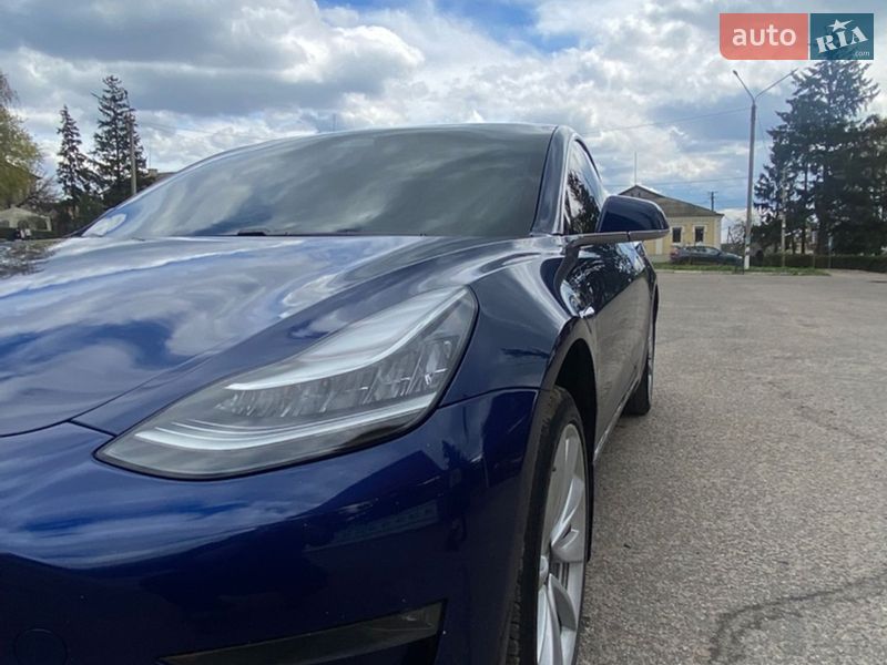 Седан Tesla Model 3 2017 в Валках