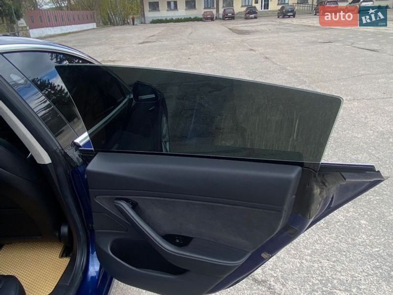 Седан Tesla Model 3 2017 в Валках