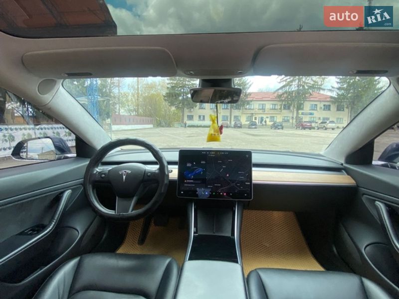 Седан Tesla Model 3 2017 в Валках