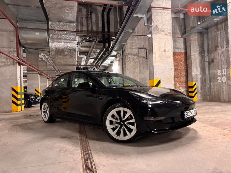 Седан Tesla Model 3 2023 в Львове