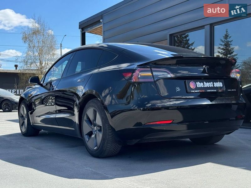 Седан Tesla Model 3 2022 в Ровно