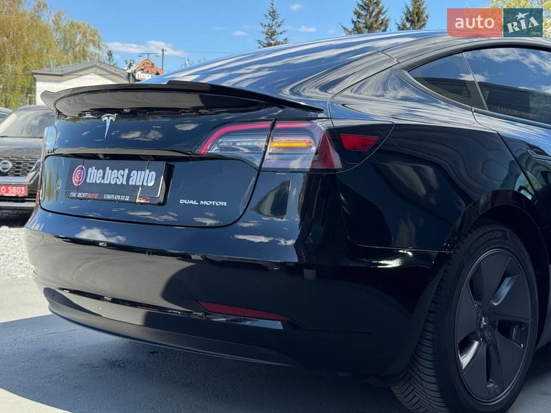 Седан Tesla Model 3 2022 в Ровно