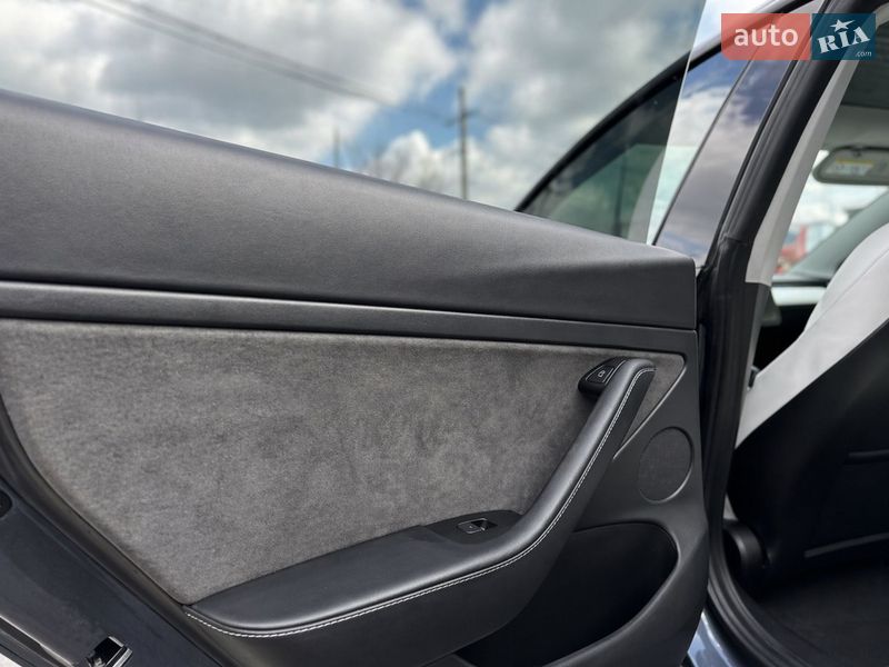 Седан Tesla Model 3 2022 в Киеве