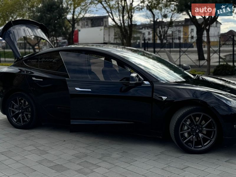 Седан Tesla Model 3 2019 в Луцке