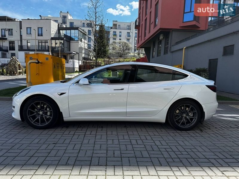 Седан Tesla Model 3 2018 в Львове