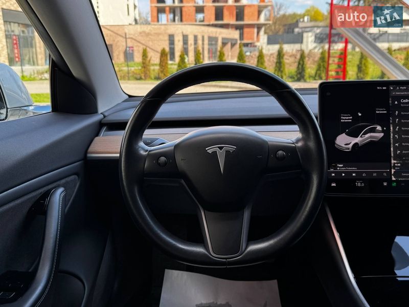 Седан Tesla Model 3 2018 в Львове