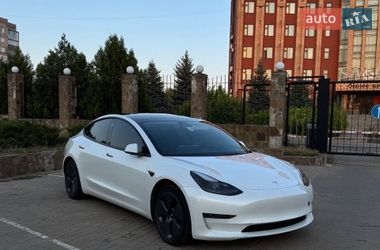 Седан Tesla Model 3 2022 в Бучі