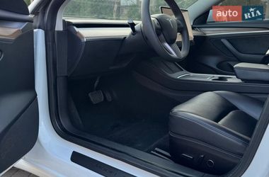 Седан Tesla Model 3 2022 в Бучі