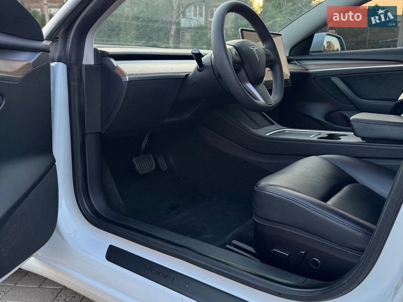 Седан Tesla Model 3 2022 в Бучі
