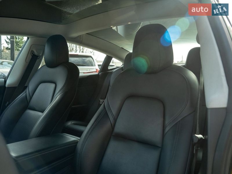 Седан Tesla Model 3 2021 в Черновцах