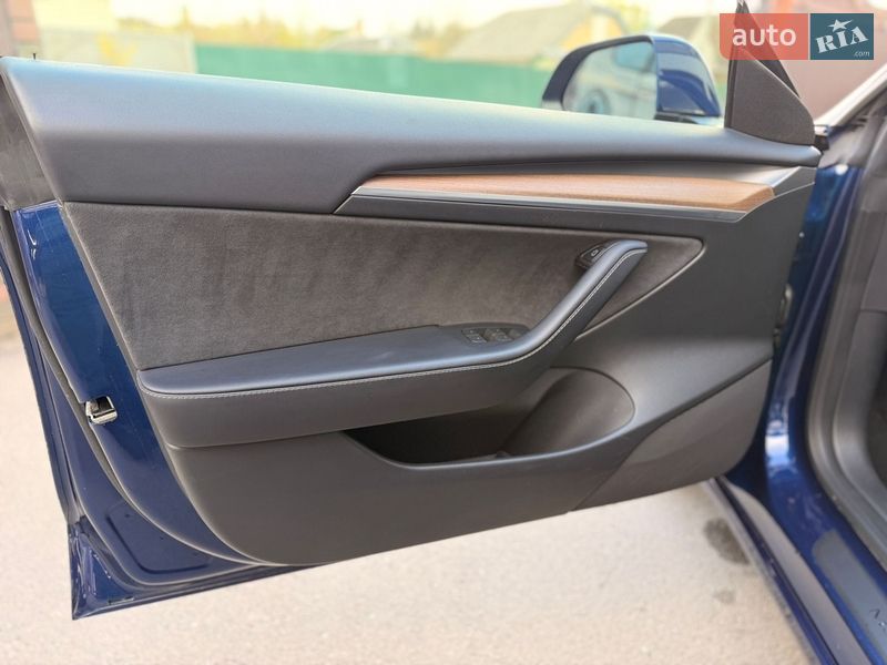 Седан Tesla Model 3 2023 в Киеве