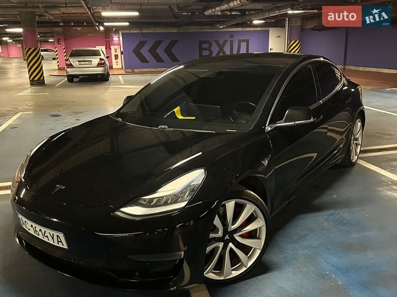 Седан Tesla Model 3 2019 в Луцке