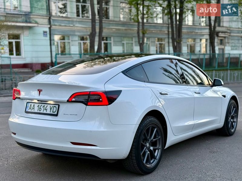Седан Tesla Model 3 2021 в Киеве