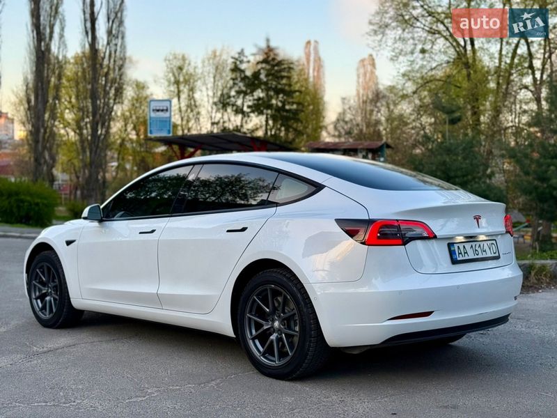 Седан Tesla Model 3 2021 в Киеве