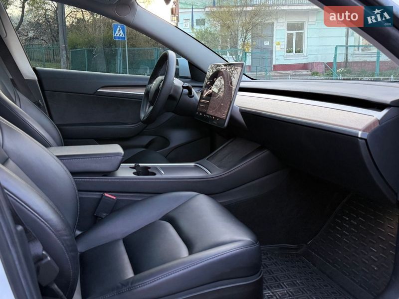 Седан Tesla Model 3 2021 в Киеве
