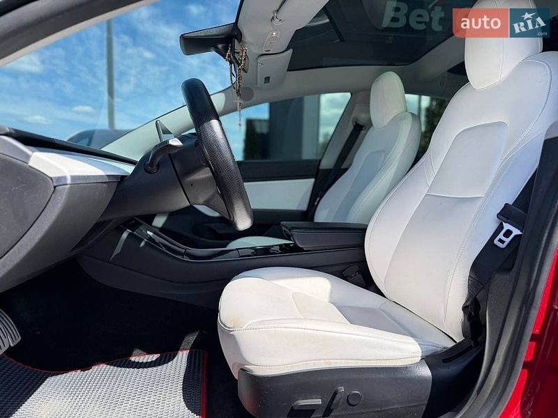 Седан Tesla Model 3 2020 в Львове