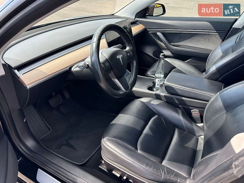 Седан Tesla Model 3 2018 в Ужгороді
