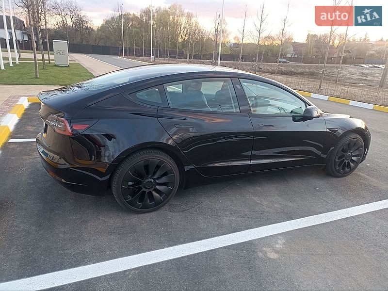 Седан Tesla Model 3 2022 в Буче