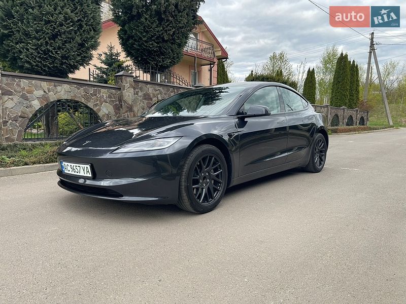 Седан Tesla Model 3 2024 в Нововолинську