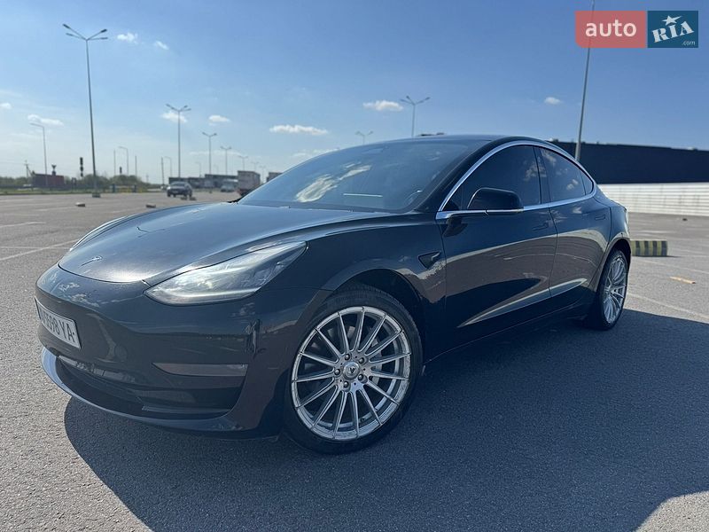 Седан Tesla Model 3 2018 в Львові
