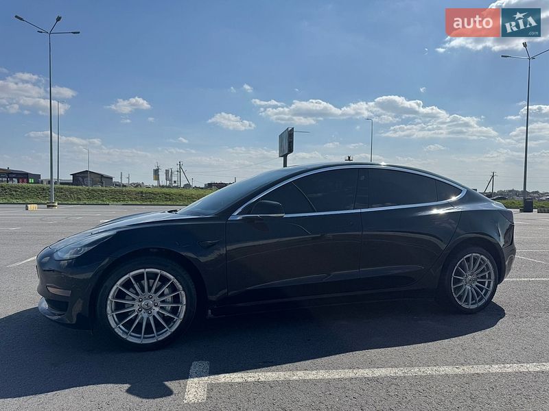Седан Tesla Model 3 2018 в Львові