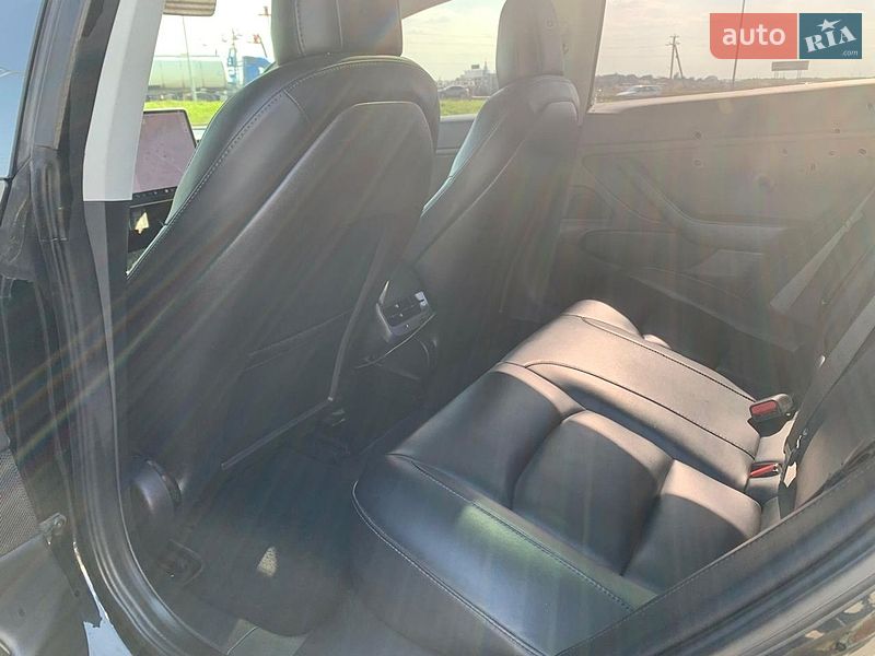 Седан Tesla Model 3 2018 в Львові