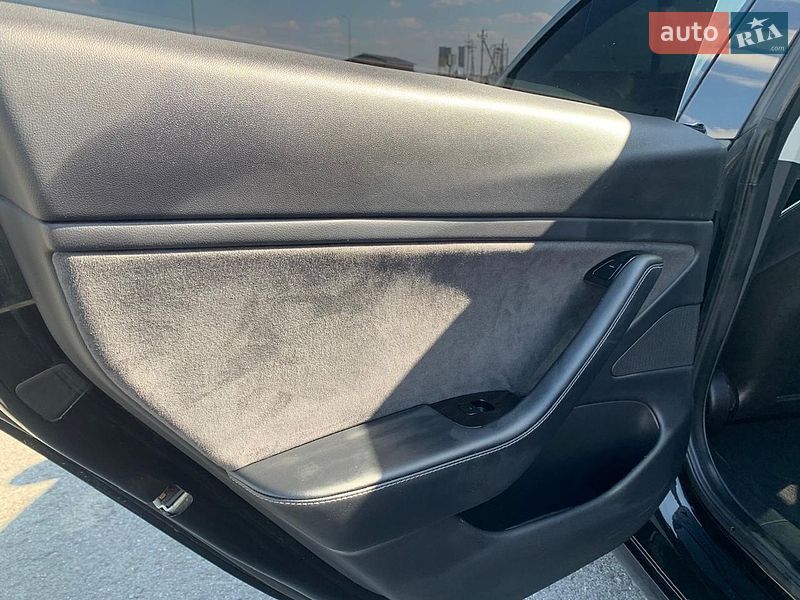 Седан Tesla Model 3 2018 в Львові