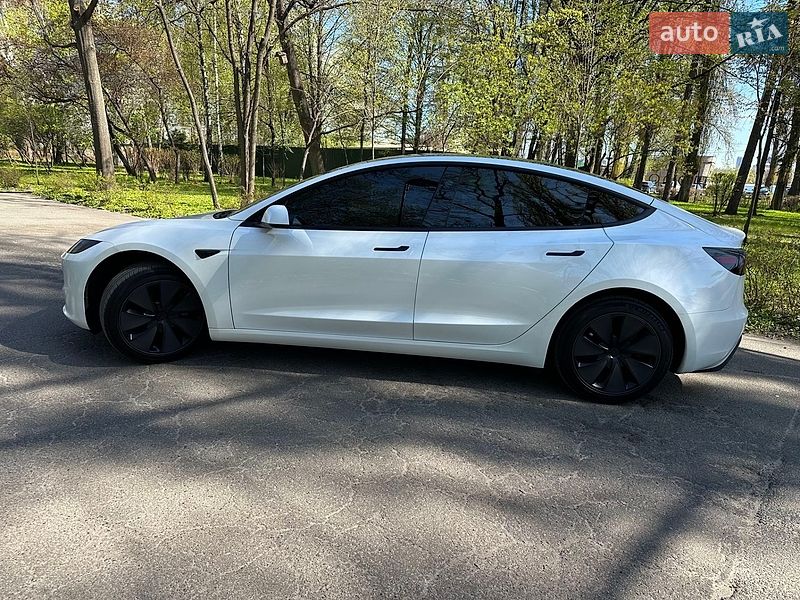 Седан Tesla Model 3 2025 в Киеве