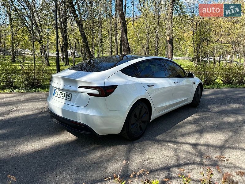 Седан Tesla Model 3 2025 в Киеве