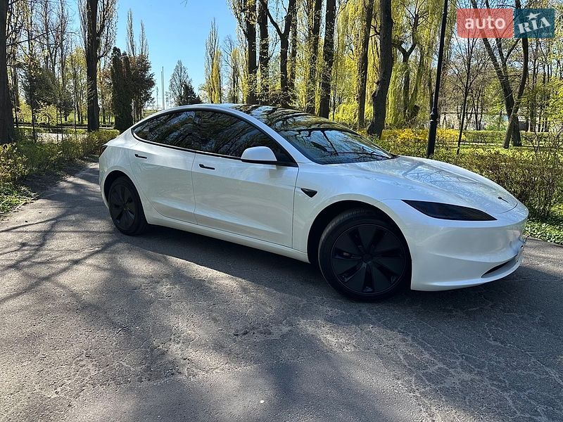 Седан Tesla Model 3 2025 в Киеве