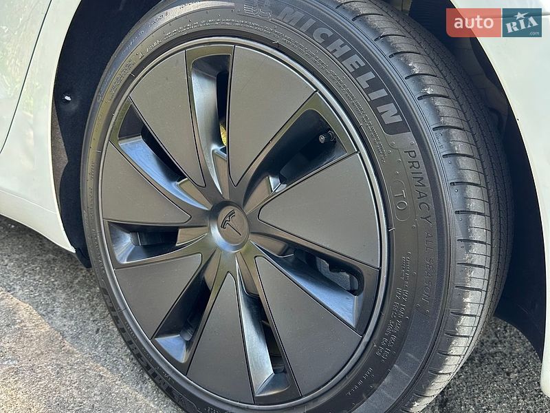 Седан Tesla Model 3 2025 в Киеве