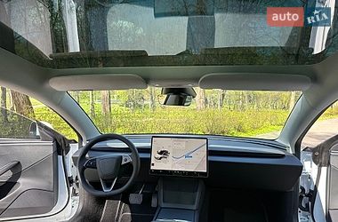 Седан Tesla Model 3 2025 в Киеве
