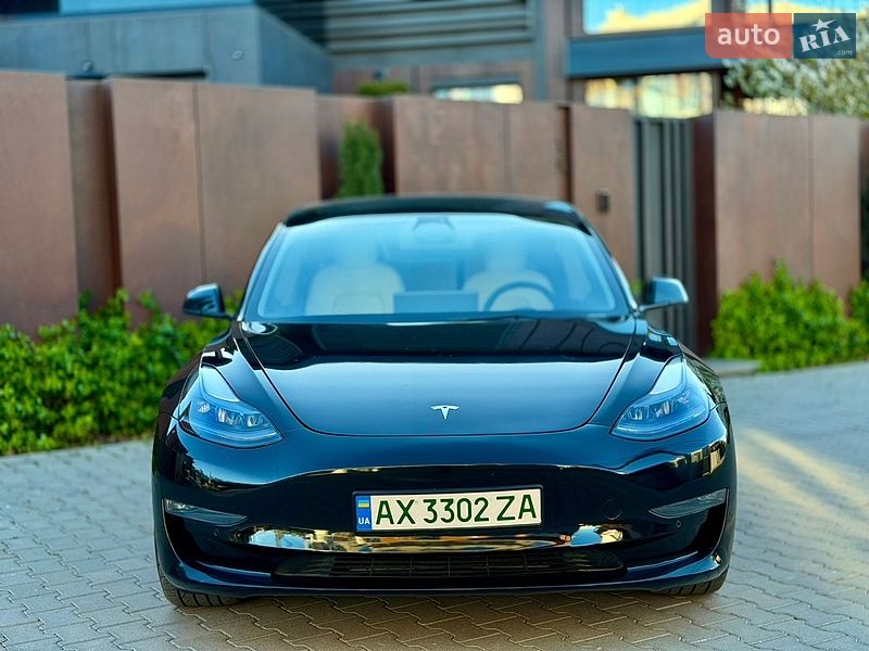 Седан Tesla Model 3 2022 в Черновцах