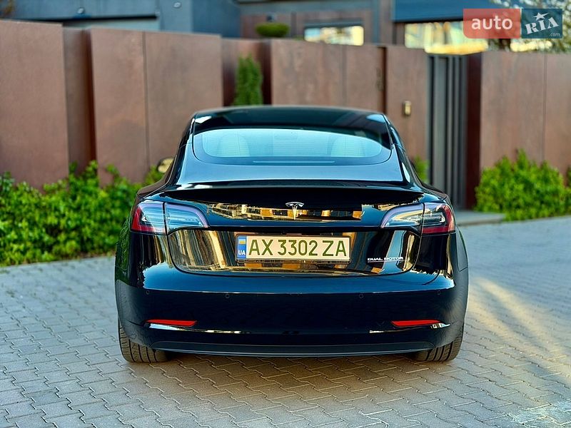 Седан Tesla Model 3 2022 в Черновцах