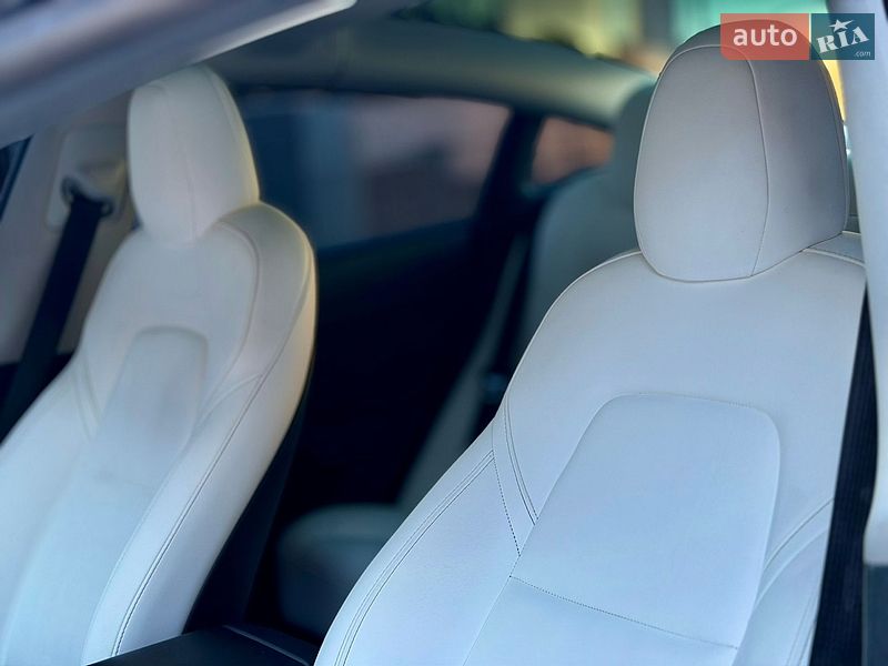 Седан Tesla Model 3 2022 в Черновцах