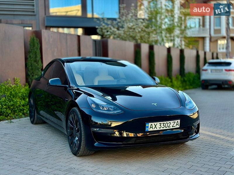 Седан Tesla Model 3 2022 в Черновцах