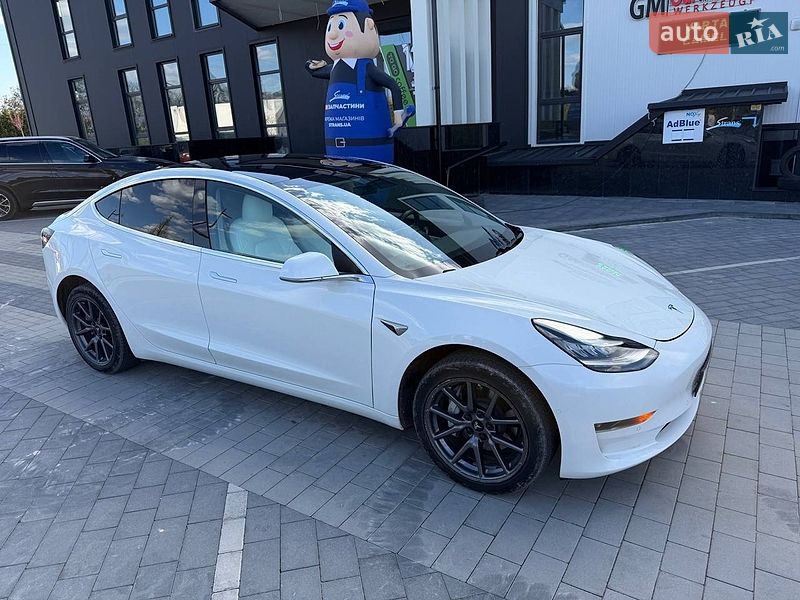 Седан Tesla Model 3 2020 в Львові