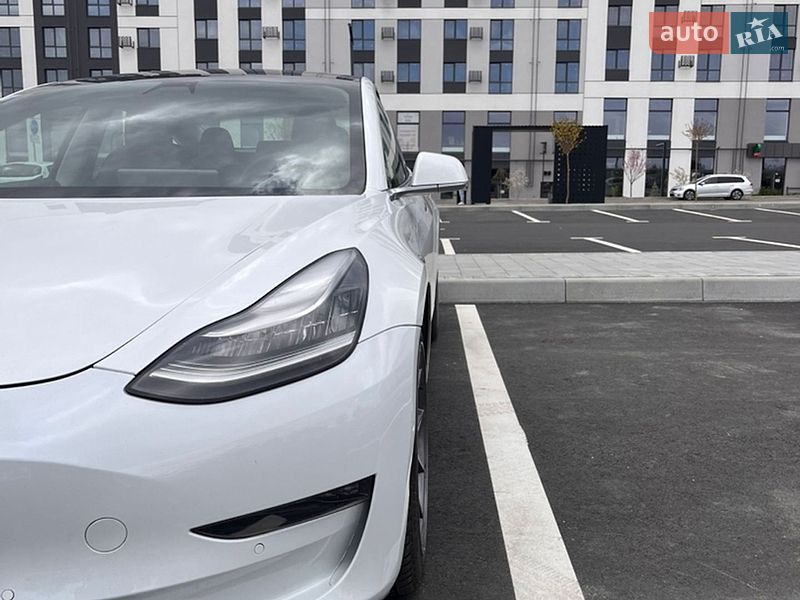 Седан Tesla Model 3 2019 в Ровно