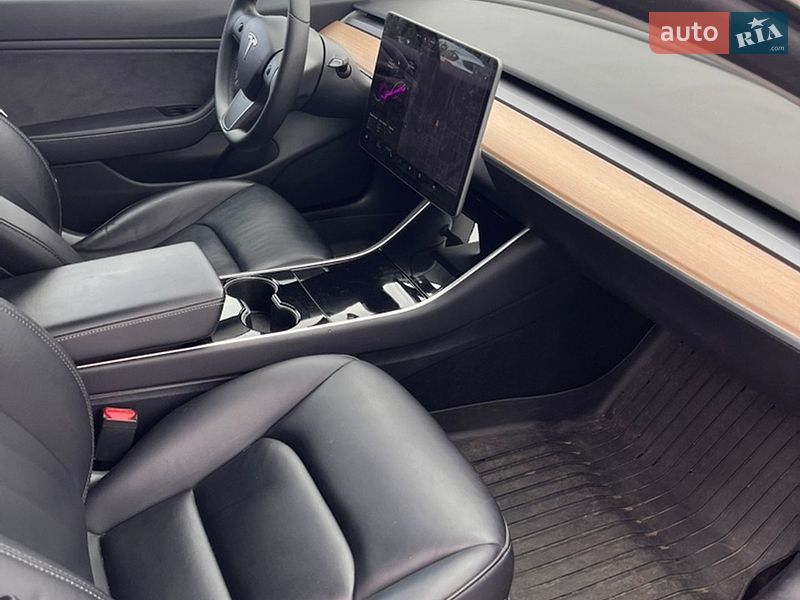 Седан Tesla Model 3 2019 в Ровно