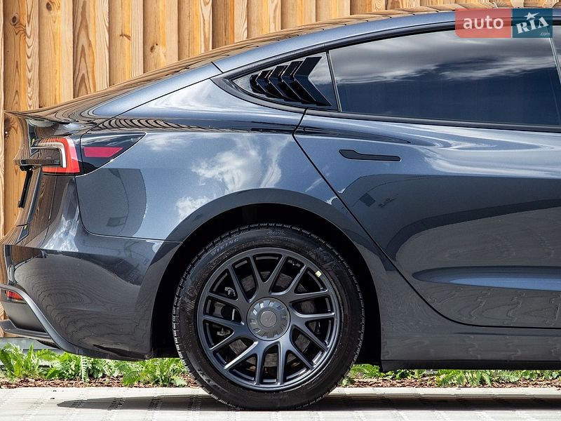Седан Tesla Model 3 2024 в Львові