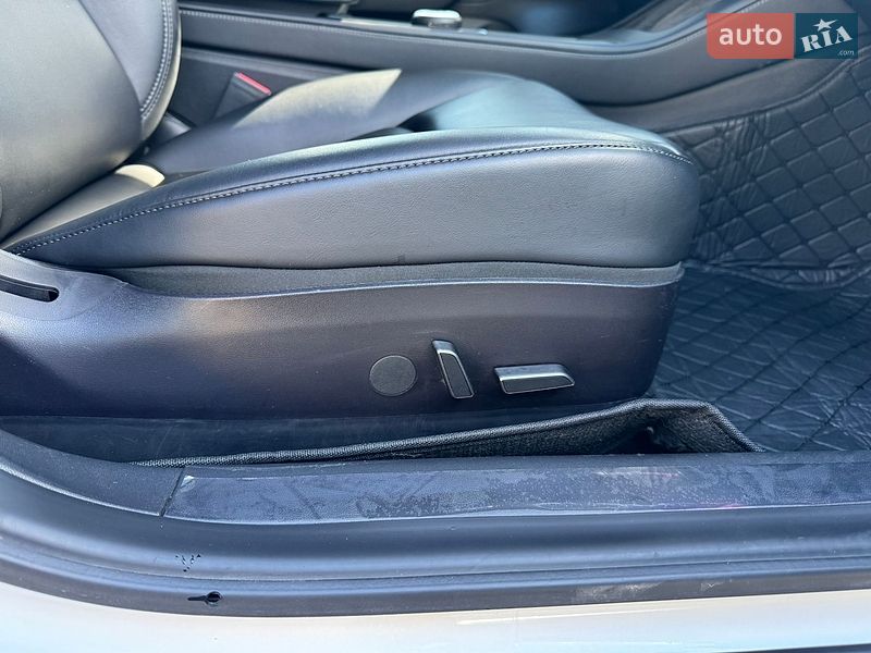 Седан Tesla Model 3 2021 в Львове