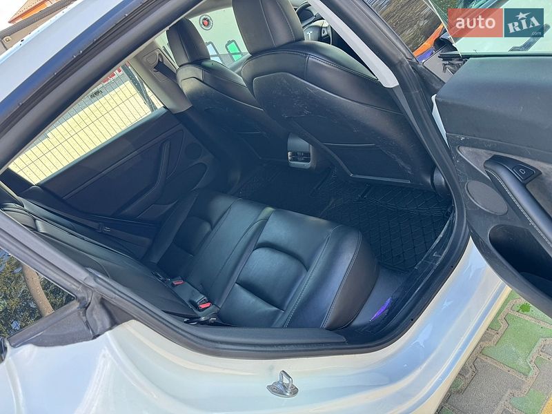 Седан Tesla Model 3 2021 в Львове