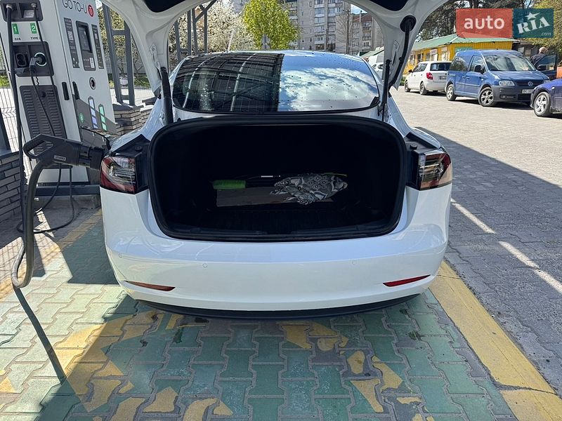 Седан Tesla Model 3 2021 в Львове
