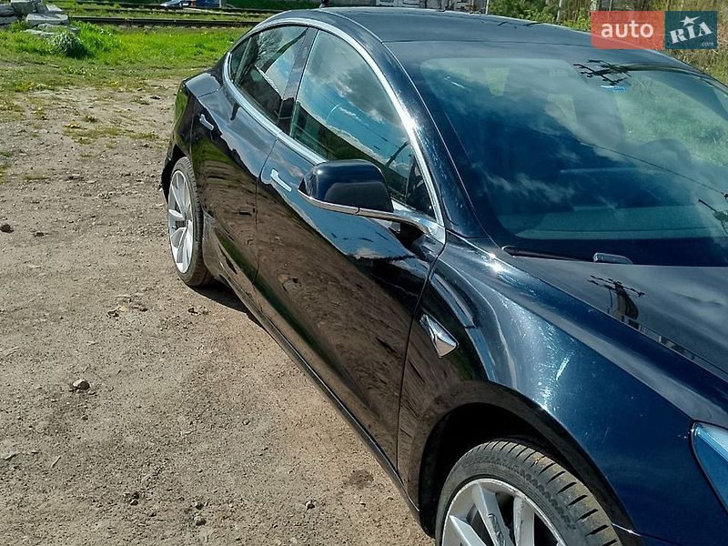 Седан Tesla Model 3 2020 в Львове