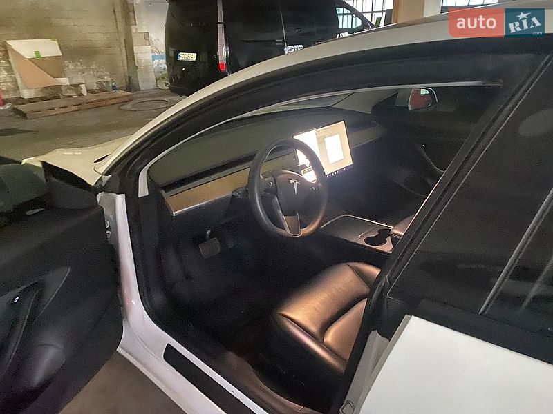 Седан Tesla Model 3 2021 в Луцке
