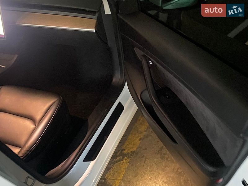 Седан Tesla Model 3 2021 в Луцке