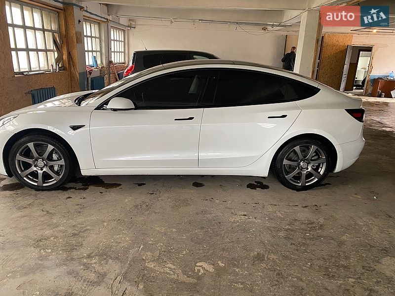 Седан Tesla Model 3 2021 в Луцке