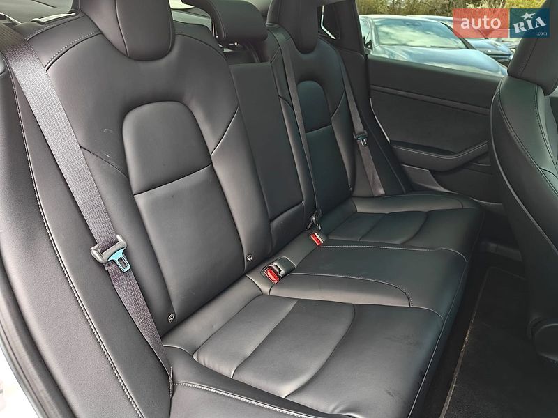 Седан Tesla Model 3 2023 в Львове